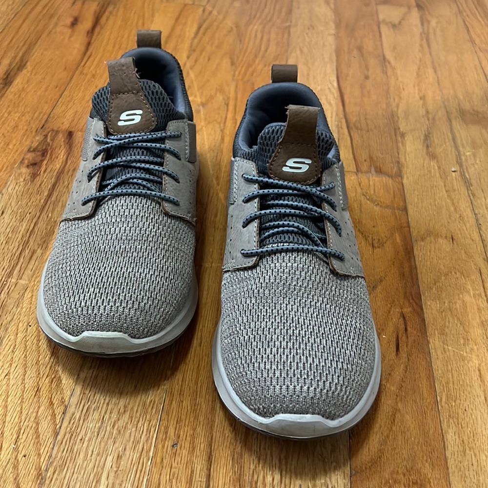 Sketchers Classic Fit tennis shoes